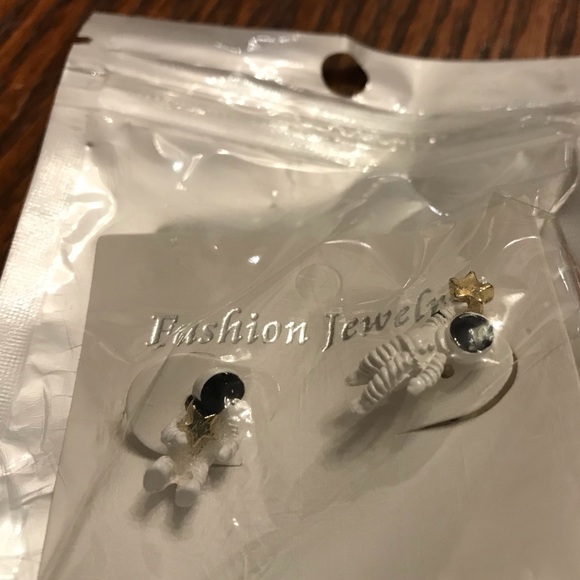 Adorable Gold Star Astronaut Post Earrings! - Picture 3 of 4